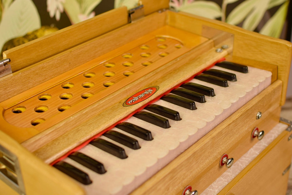 Maharaja Musicals Kirtan Harmonium, Natural, 32 Keys