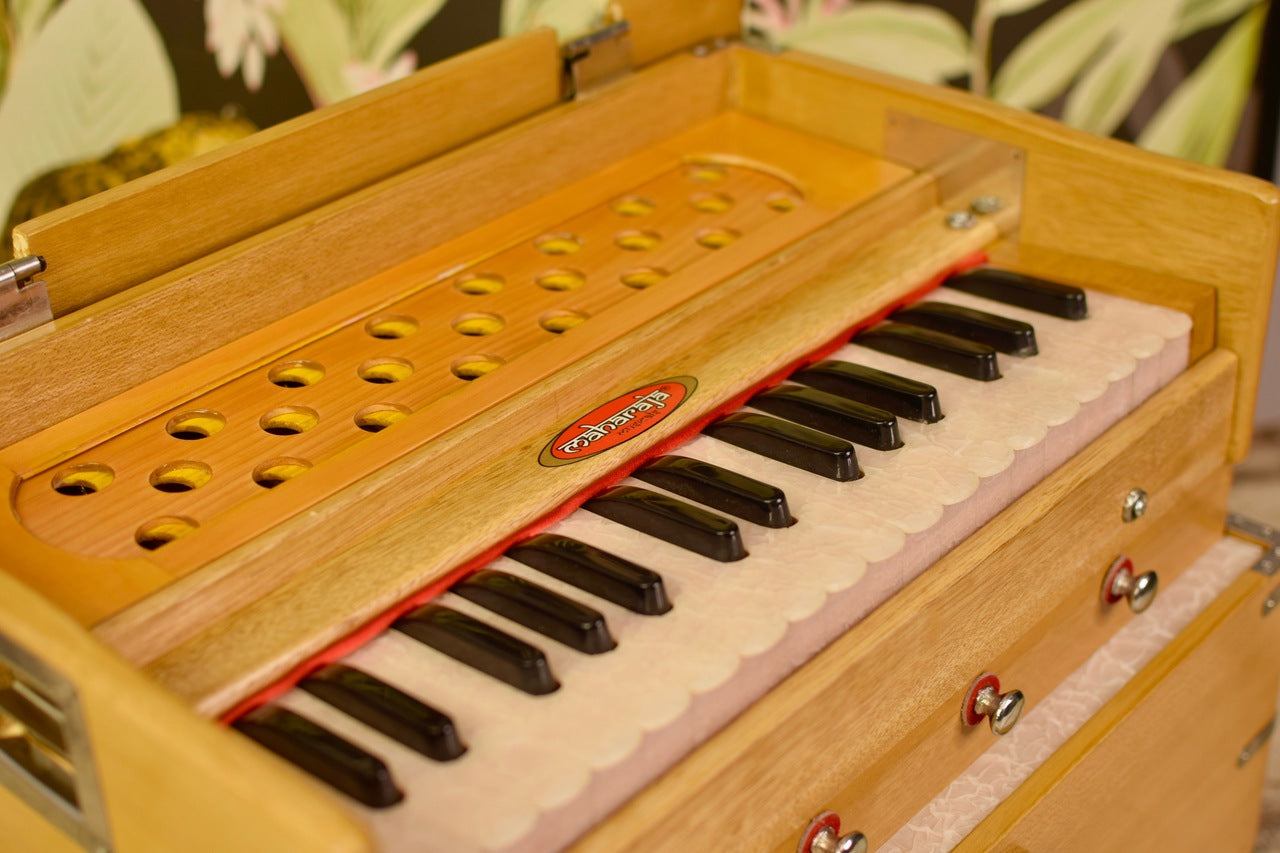 Maharaja Musicals Kirtan Harmonium, Natural, 32 Keys